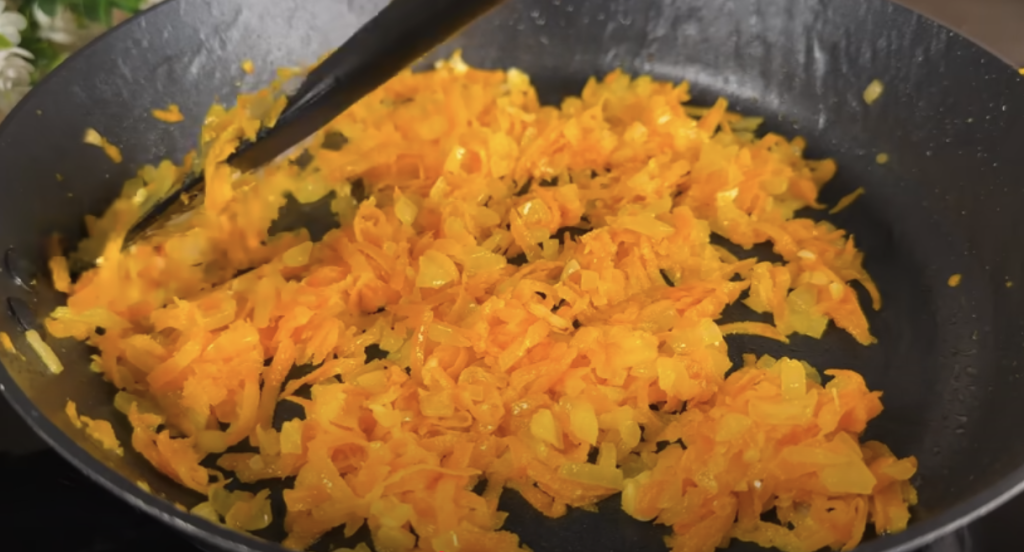 Domácí bramborové karbanátky plněné mini klobáskou se sýrem, zeleninou a česnekovým dipem