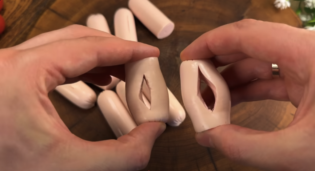 Domácí bramborové karbanátky plněné mini klobáskou se sýrem, zeleninou a česnekovým dipem