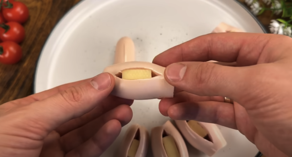 Domácí bramborové karbanátky plněné mini klobáskou se sýrem, zeleninou a česnekovým dipem