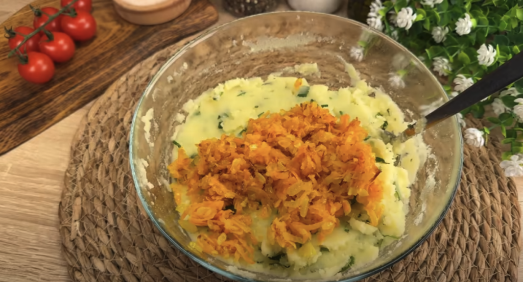 Domácí bramborové karbanátky plněné mini klobáskou se sýrem, zeleninou a česnekovým dipem