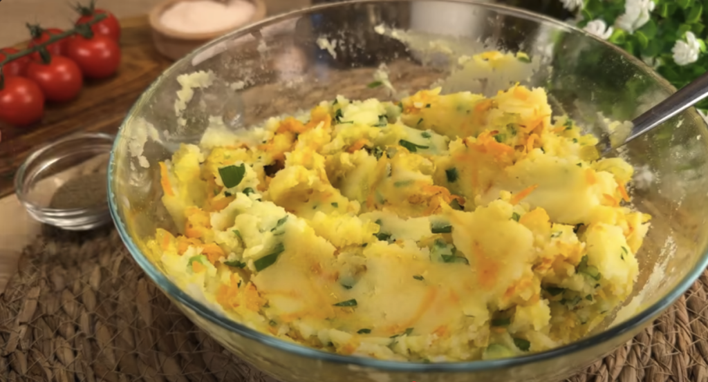 Domácí bramborové karbanátky plněné mini klobáskou se sýrem, zeleninou a česnekovým dipem