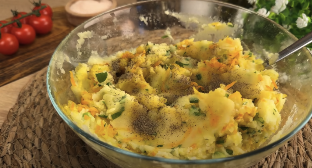 Domácí bramborové karbanátky plněné mini klobáskou se sýrem, zeleninou a česnekovým dipem