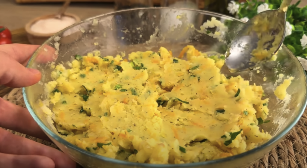 Domácí bramborové karbanátky plněné mini klobáskou se sýrem, zeleninou a česnekovým dipem