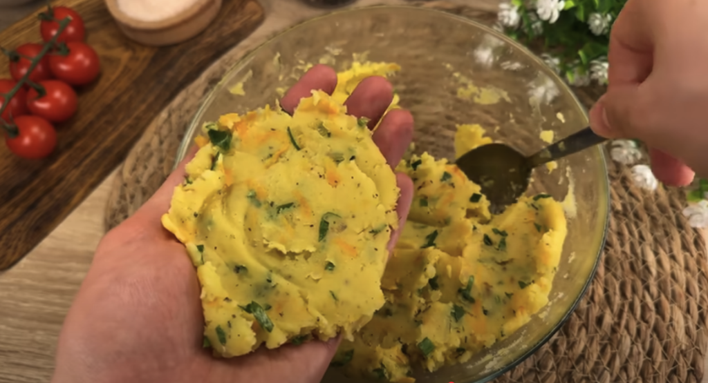 Domácí bramborové karbanátky plněné mini klobáskou se sýrem, zeleninou a česnekovým dipem