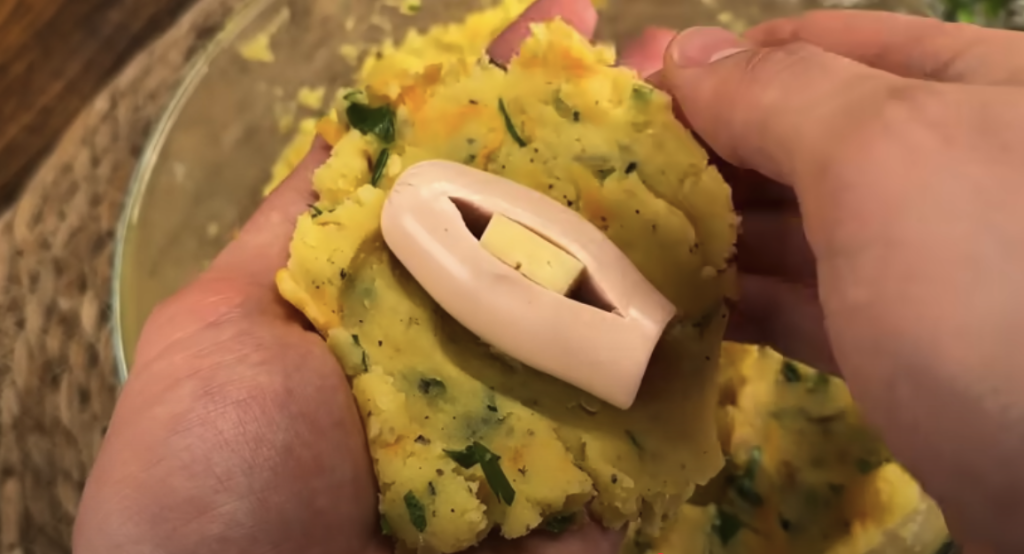 Domácí bramborové karbanátky plněné mini klobáskou se sýrem, zeleninou a česnekovým dipem