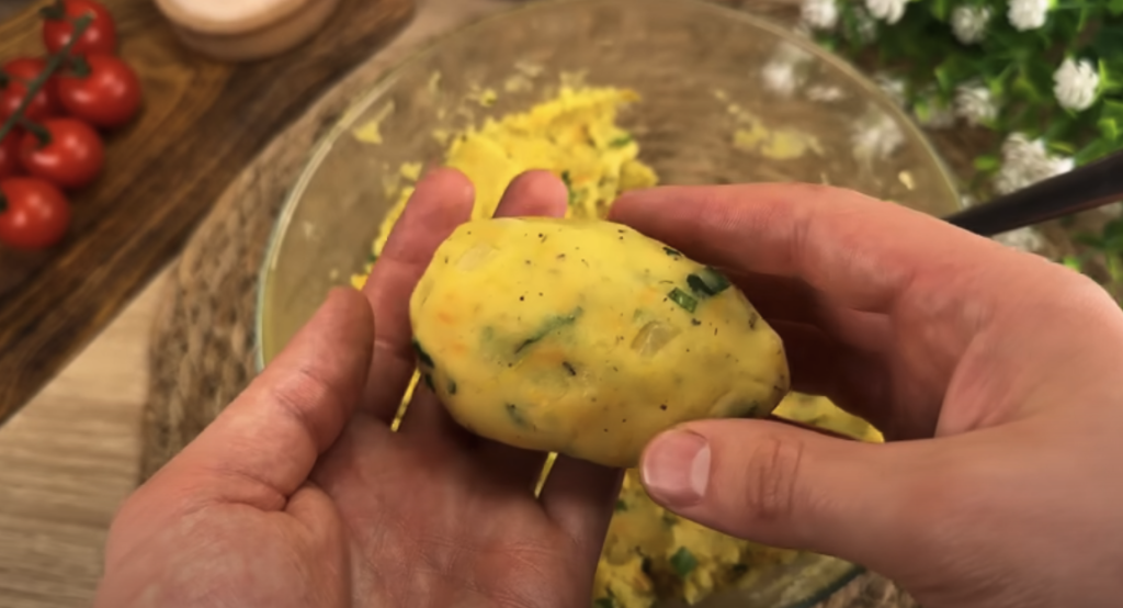 Domácí bramborové karbanátky plněné mini klobáskou se sýrem, zeleninou a česnekovým dipem