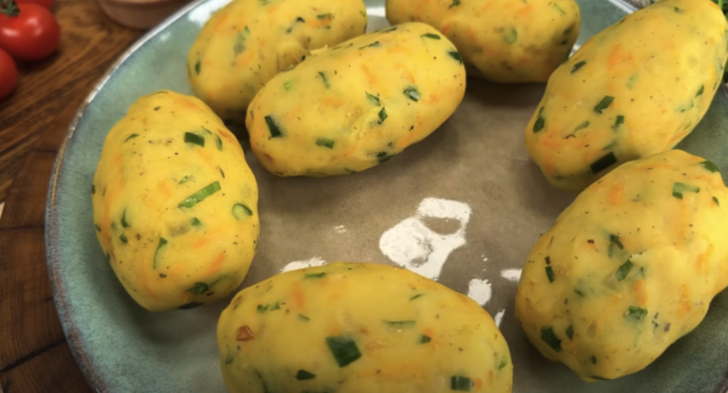 Domácí bramborové karbanátky plněné mini klobáskou se sýrem, zeleninou a česnekovým dipem