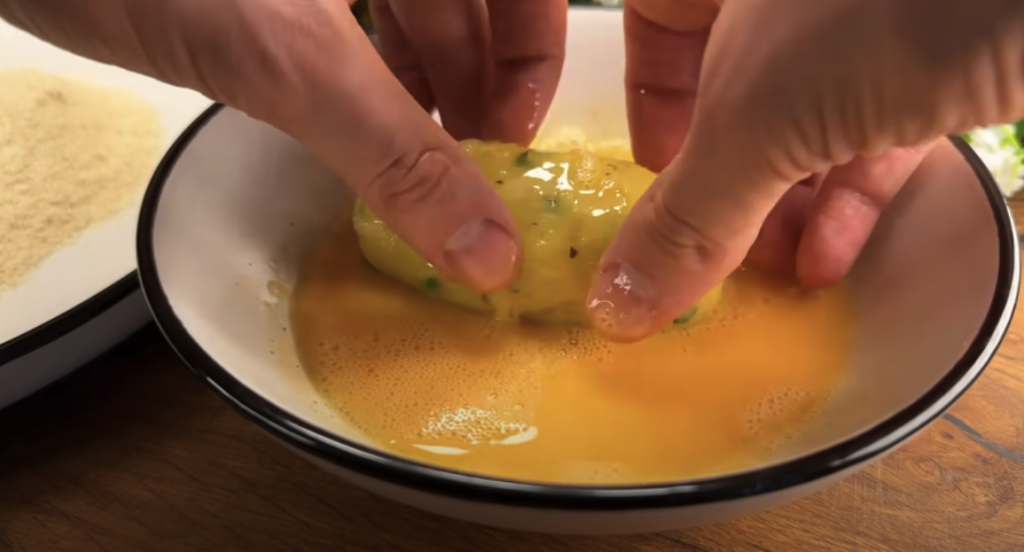 Domácí bramborové karbanátky plněné mini klobáskou se sýrem, zeleninou a česnekovým dipem