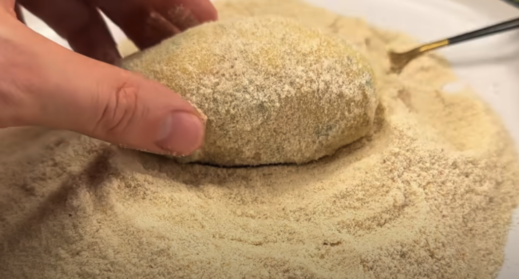 Domácí bramborové karbanátky plněné mini klobáskou se sýrem, zeleninou a česnekovým dipem