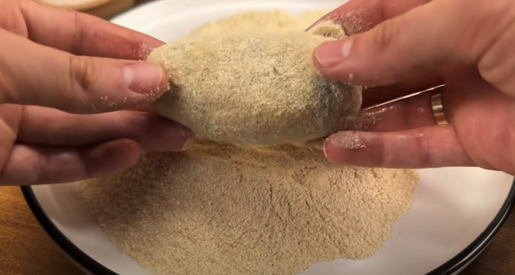 Domácí bramborové karbanátky plněné mini klobáskou se sýrem, zeleninou a česnekovým dipem