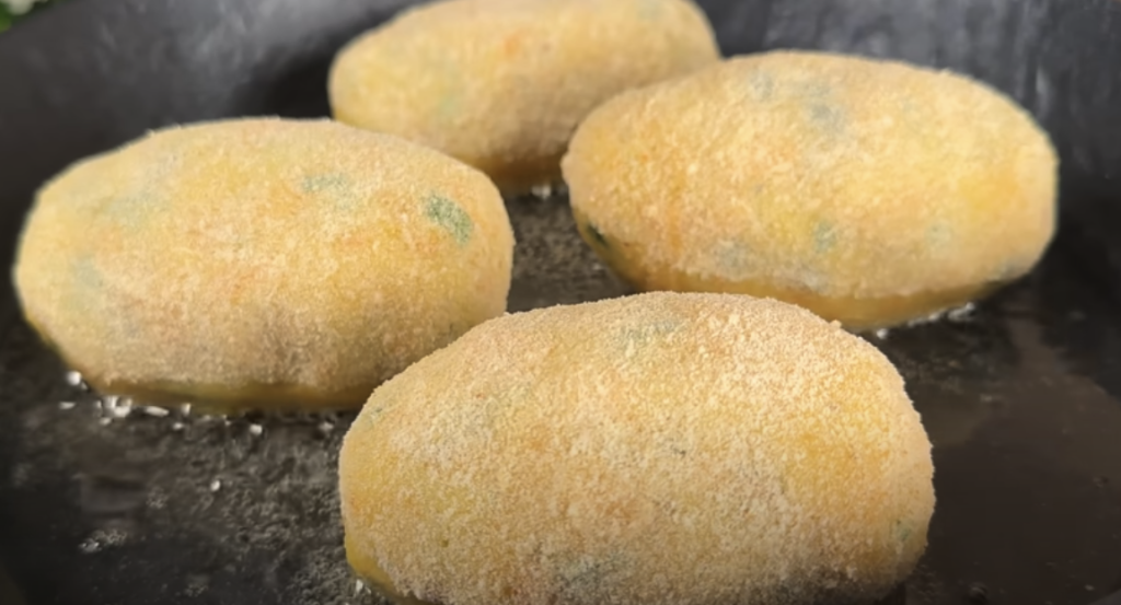 Domácí bramborové karbanátky plněné mini klobáskou se sýrem, zeleninou a česnekovým dipem