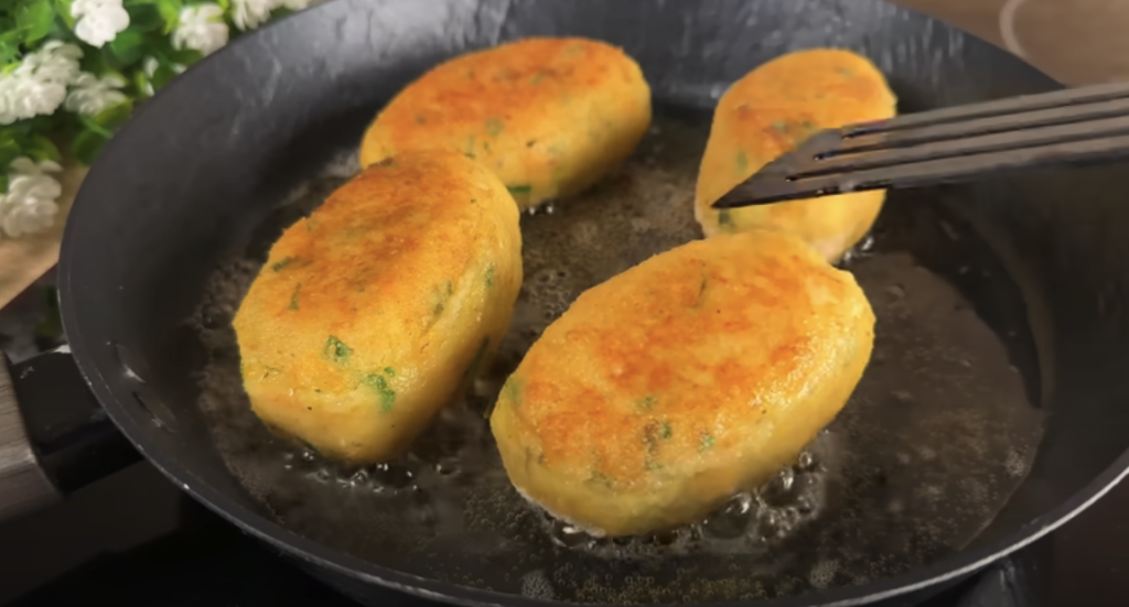 Domácí bramborové karbanátky plněné mini klobáskou se sýrem, zeleninou a česnekovým dipem