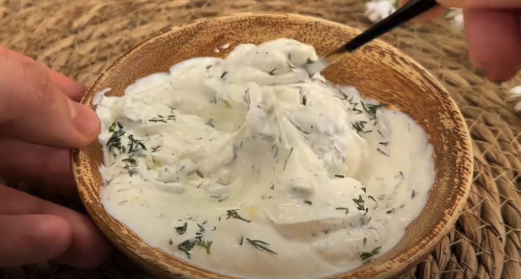 Domácí bramborové karbanátky plněné mini klobáskou se sýrem, zeleninou a česnekovým dipem