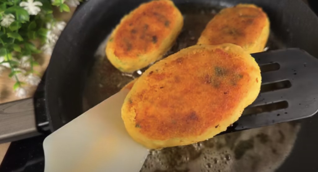 Domácí bramborové karbanátky plněné mini klobáskou se sýrem, zeleninou a česnekovým dipem