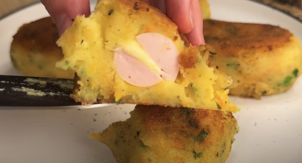 Domácí bramborové karbanátky plněné mini klobáskou se sýrem, zeleninou a česnekovým dipem