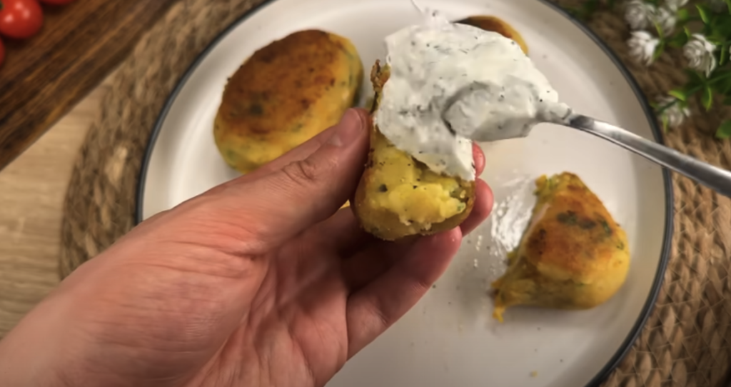 Domácí bramborové karbanátky plněné mini klobáskou se sýrem, zeleninou a česnekovým dipem