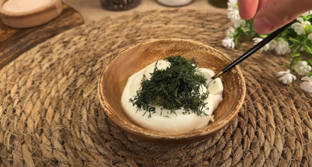 Domácí bramborové karbanátky plněné mini klobáskou se sýrem, zeleninou a česnekovým dipem