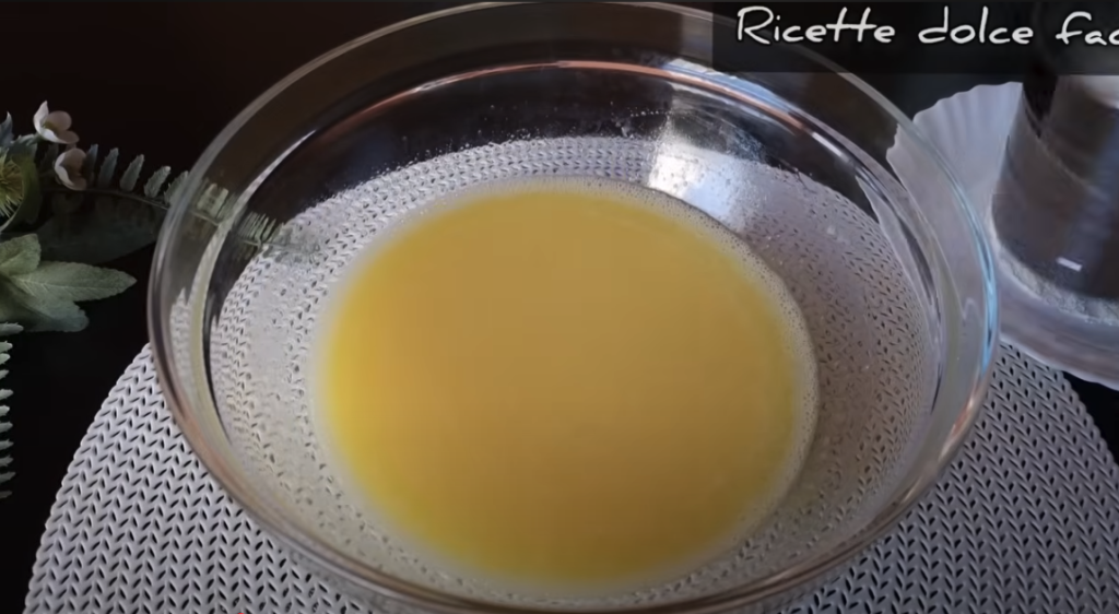 Šťavnatý broskvový koláč s drobenkou - jednoduchý a rychlý moučník pro každou příležitost