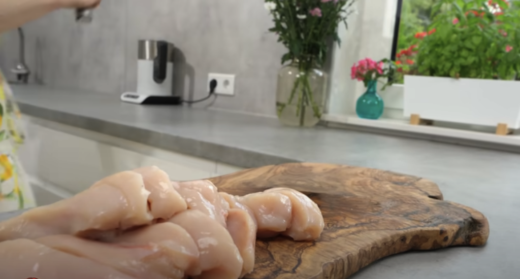 Grilované kuřecí maso s domácí tzatziki omáčkou a zeleninou: Lehký letní recept na večeři