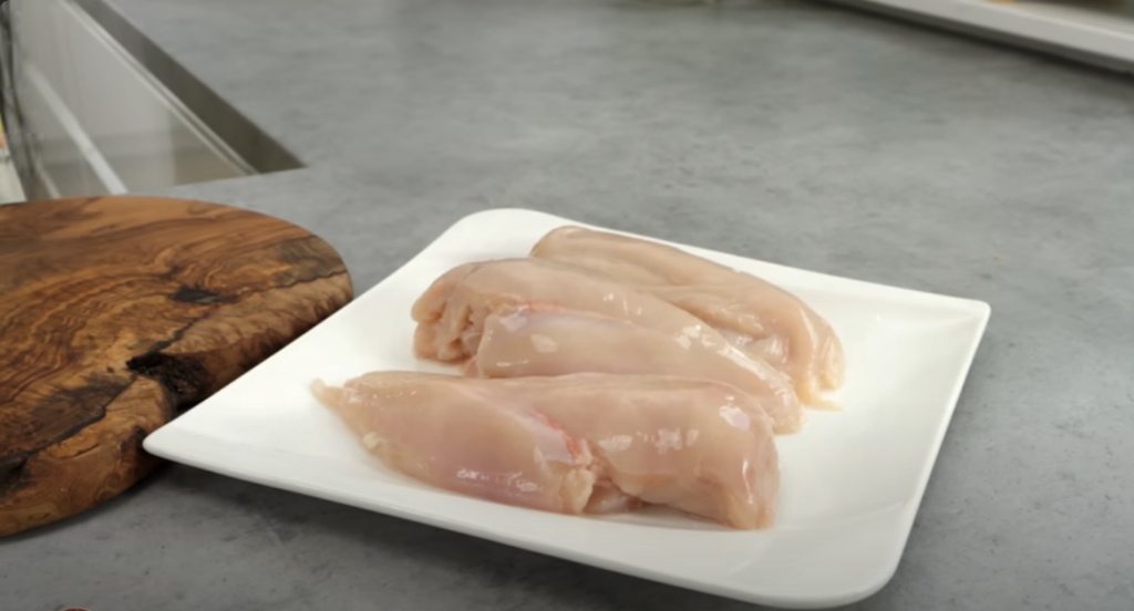 Grilované kuřecí maso s domácí tzatziki omáčkou a zeleninou: Lehký letní recept na večeři