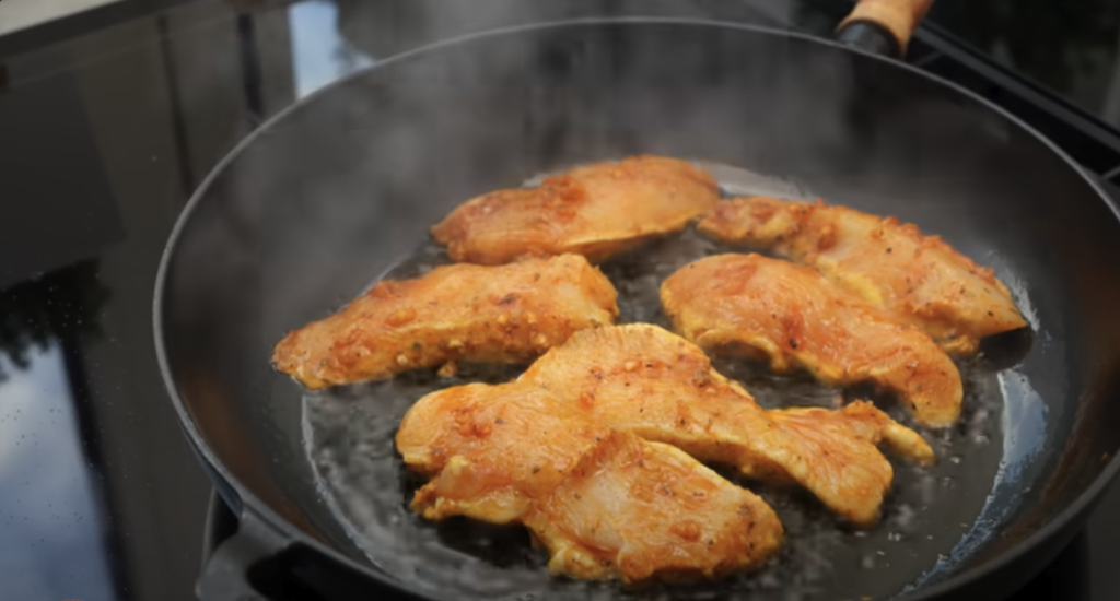Grilované kuřecí maso s domácí tzatziki omáčkou a zeleninou: Lehký letní recept na večeři