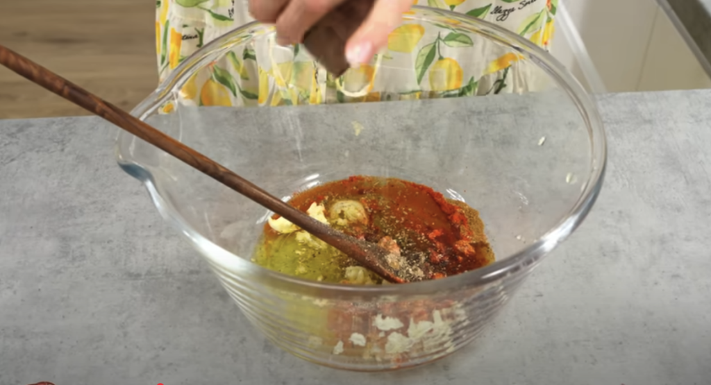 Grilované kuřecí maso s domácí tzatziki omáčkou a zeleninou: Lehký letní recept na večeři