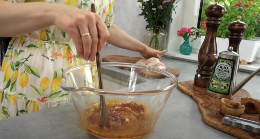 Grilované kuřecí maso s domácí tzatziki omáčkou a zeleninou: Lehký letní recept na večeři