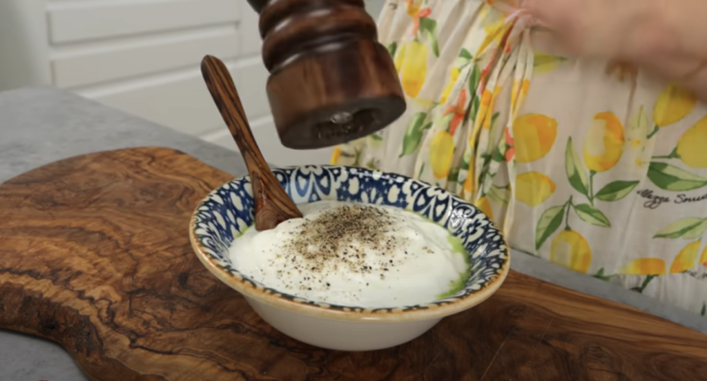 Grilované kuřecí maso s domácí tzatziki omáčkou a zeleninou: Lehký letní recept na večeři