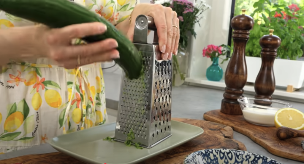 Grilované kuřecí maso s domácí tzatziki omáčkou a zeleninou: Lehký letní recept na večeři