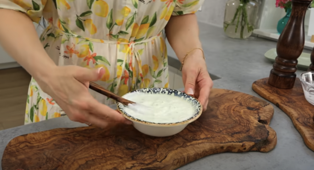 Grilované kuřecí maso s domácí tzatziki omáčkou a zeleninou: Lehký letní recept na večeři