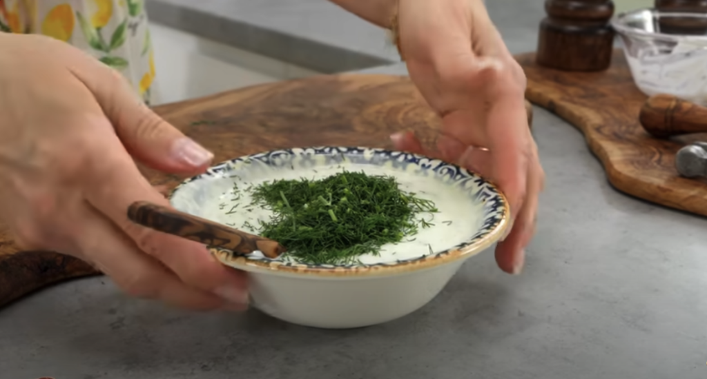 Grilované kuřecí maso s domácí tzatziki omáčkou a zeleninou: Lehký letní recept na večeři