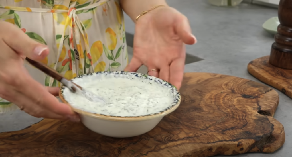 Grilované kuřecí maso s domácí tzatziki omáčkou a zeleninou: Lehký letní recept na večeři