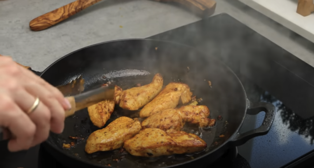 Grilované kuřecí maso s domácí tzatziki omáčkou a zeleninou: Lehký letní recept na večeři