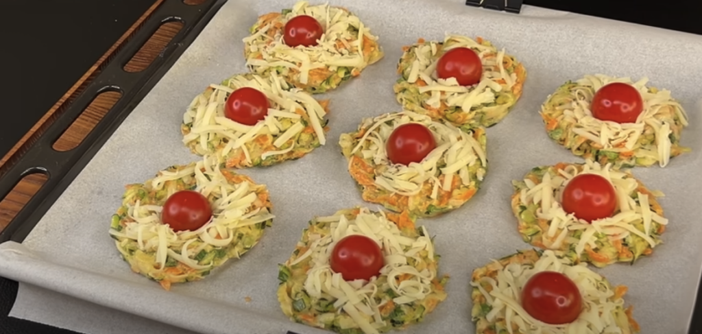 Zapečené zeleninové plačičky s mozzarellou a cherry rajčaty - zdravý a jednoduchý recept