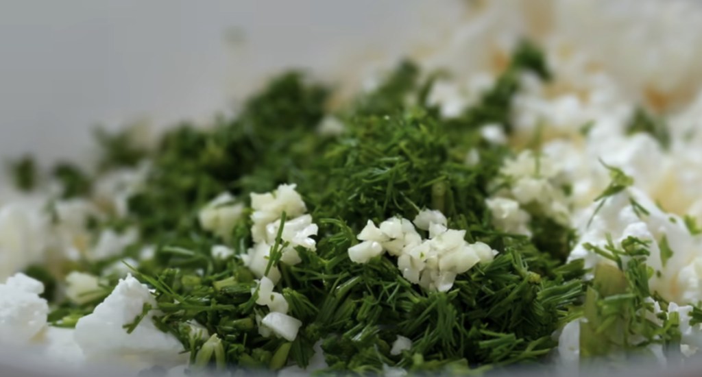 Domácí lavaš s tvarohovo-bylinkovou náplní z nekynutého těsta - lehký oběd, večeře nebo originální svačina