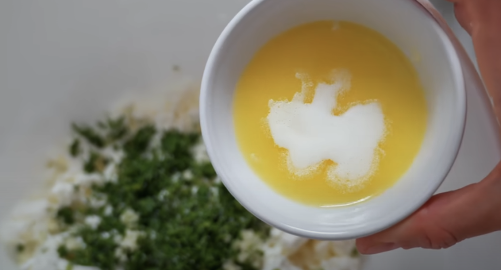 Domácí lavaš s tvarohovo-bylinkovou náplní z nekynutého těsta - lehký oběd, večeře nebo originální svačina