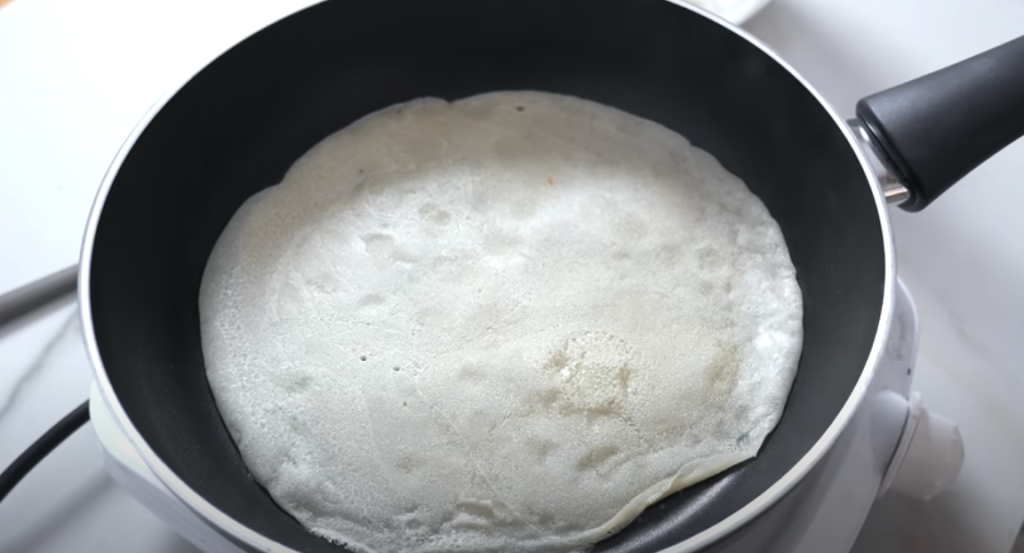 Domácí lavaš s tvarohovo-bylinkovou náplní z nekynutého těsta - lehký oběd, večeře nebo originální svačina