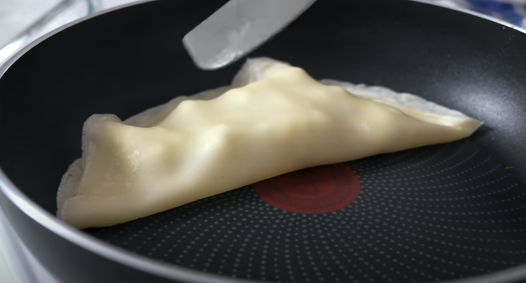 Domácí lavaš s tvarohovo-bylinkovou náplní z nekynutého těsta - lehký oběd, večeře nebo originální svačina