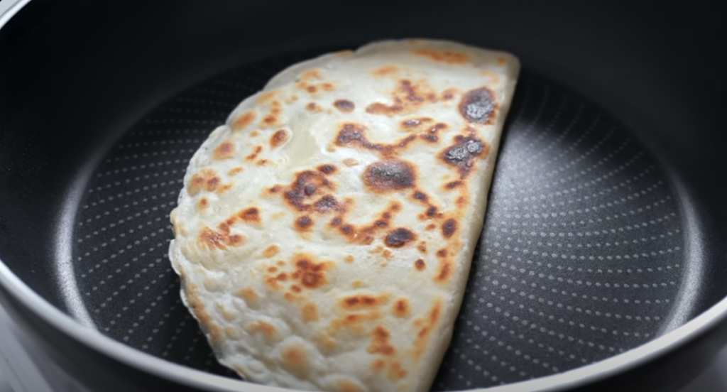 Domácí lavaš s tvarohovo-bylinkovou náplní z nekynutého těsta - lehký oběd, večeře nebo originální svačina