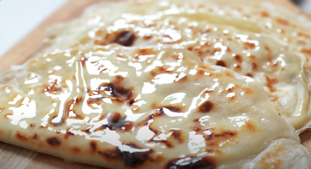 Domácí lavaš s tvarohovo-bylinkovou náplní z nekynutého těsta - lehký oběd, večeře nebo originální svačina