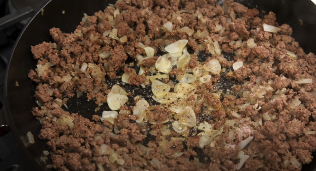 Krémové penne s mletým hovězím masem a mozzarellou - rychlý, sytý a dokonale lahodný recept z jedné pánve