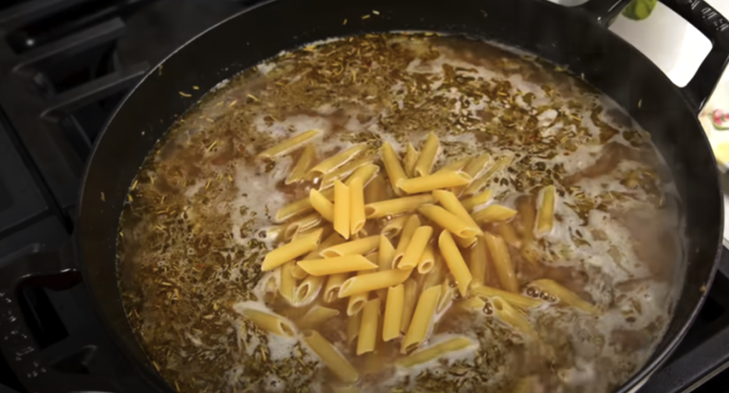 Krémové penne s mletým hovězím masem a mozzarellou - rychlý, sytý a dokonale lahodný recept z jedné pánve