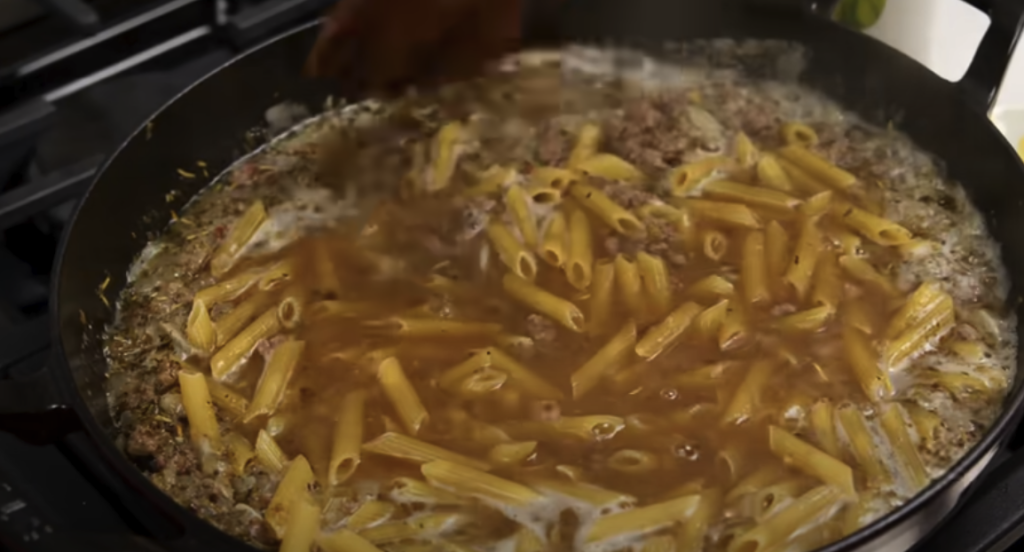 Krémové penne s mletým hovězím masem a mozzarellou - rychlý, sytý a dokonale lahodný recept z jedné pánve