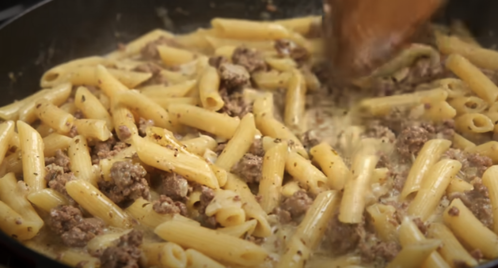 Krémové penne s mletým hovězím masem a mozzarellou - rychlý, sytý a dokonale lahodný recept z jedné pánve