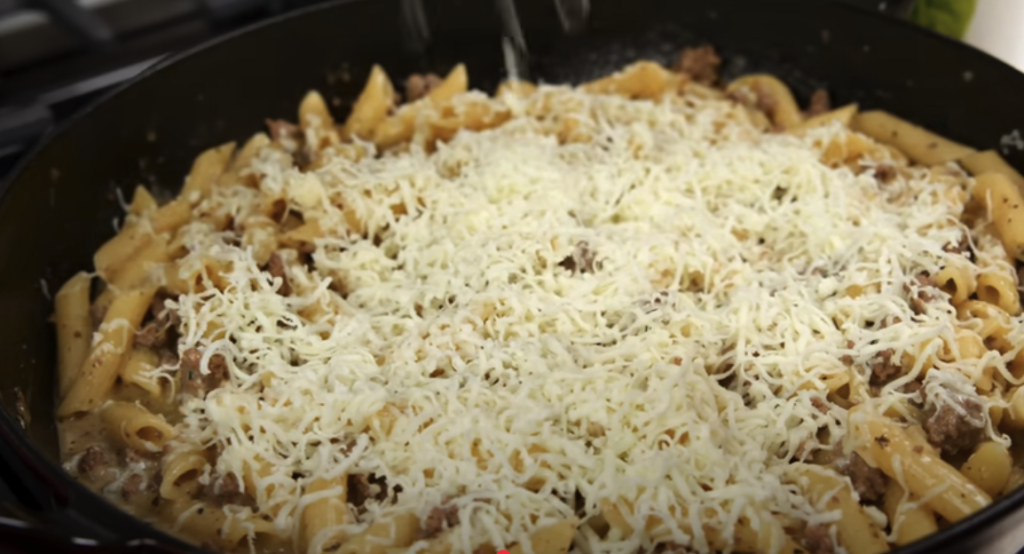 Krémové penne s mletým hovězím masem a mozzarellou - rychlý, sytý a dokonale lahodný recept z jedné pánve
