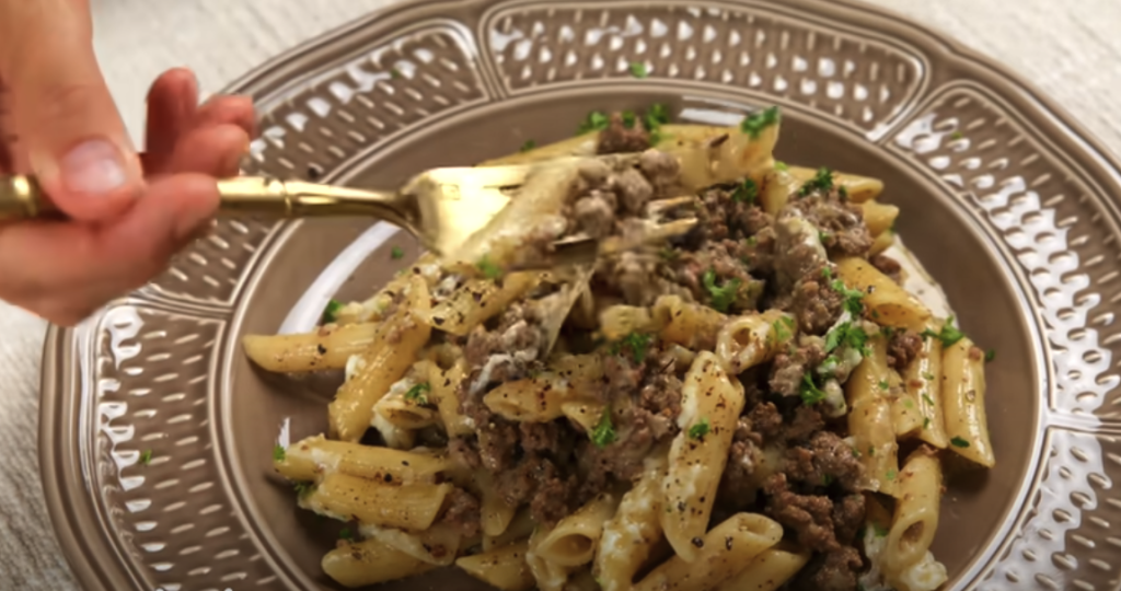 Krémové penne s mletým hovězím masem a mozzarellou - rychlý, sytý a dokonale lahodný recept z jedné pánve