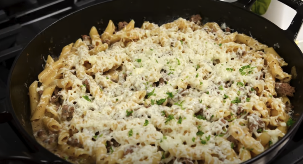 Krémové penne s mletým hovězím masem a mozzarellou - rychlý, sytý a dokonale lahodný recept z jedné pánve
