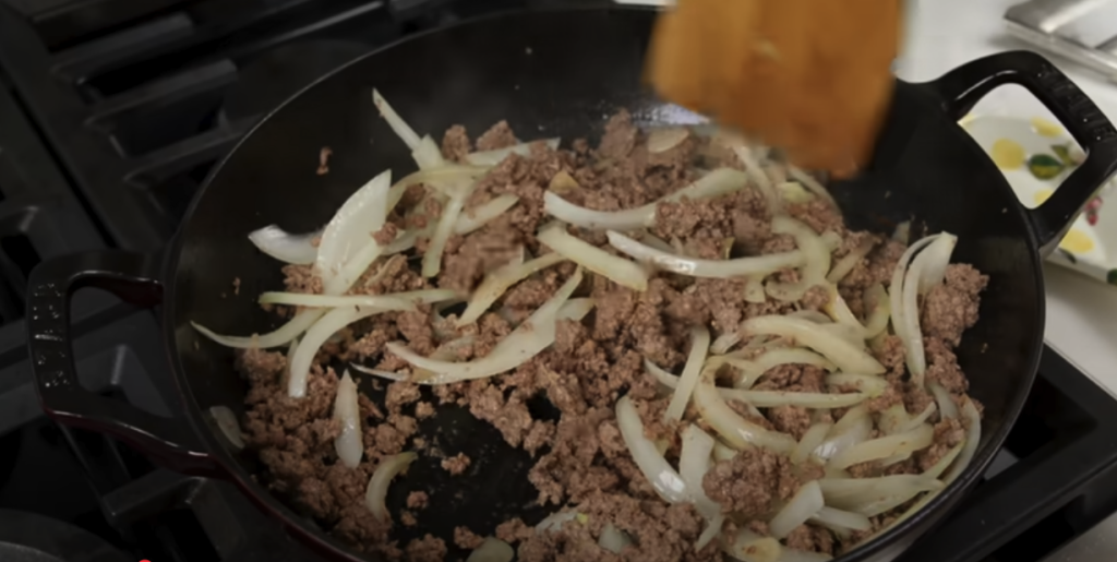 Jednoduchý a rychlý recept na wok s mletým hovězím, křupavou zeleninou a voňavou čínskou omáčkou - skvělá večeře do 30 minut, plná chutí