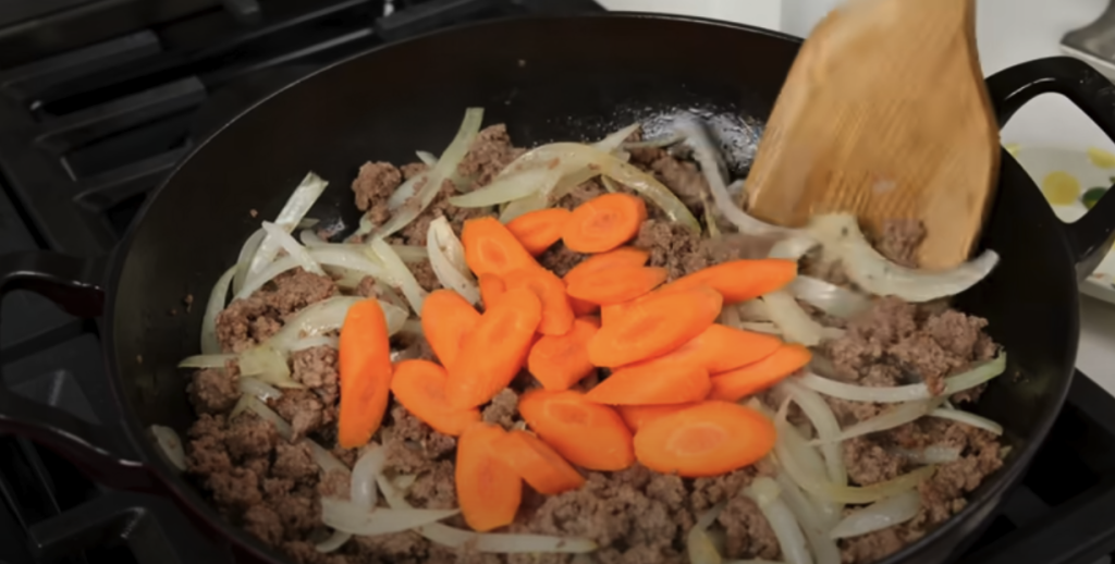 Jednoduchý a rychlý recept na wok s mletým hovězím, křupavou zeleninou a voňavou čínskou omáčkou - skvělá večeře do 30 minut, plná chutí