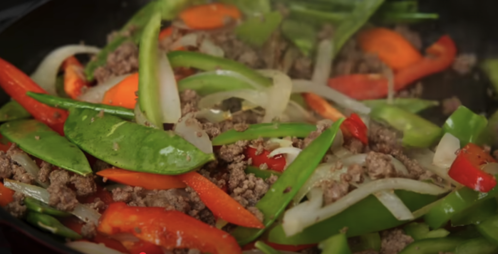Jednoduchý a rychlý recept na wok s mletým hovězím, křupavou zeleninou a voňavou čínskou omáčkou - skvělá večeře do 30 minut, plná chutí